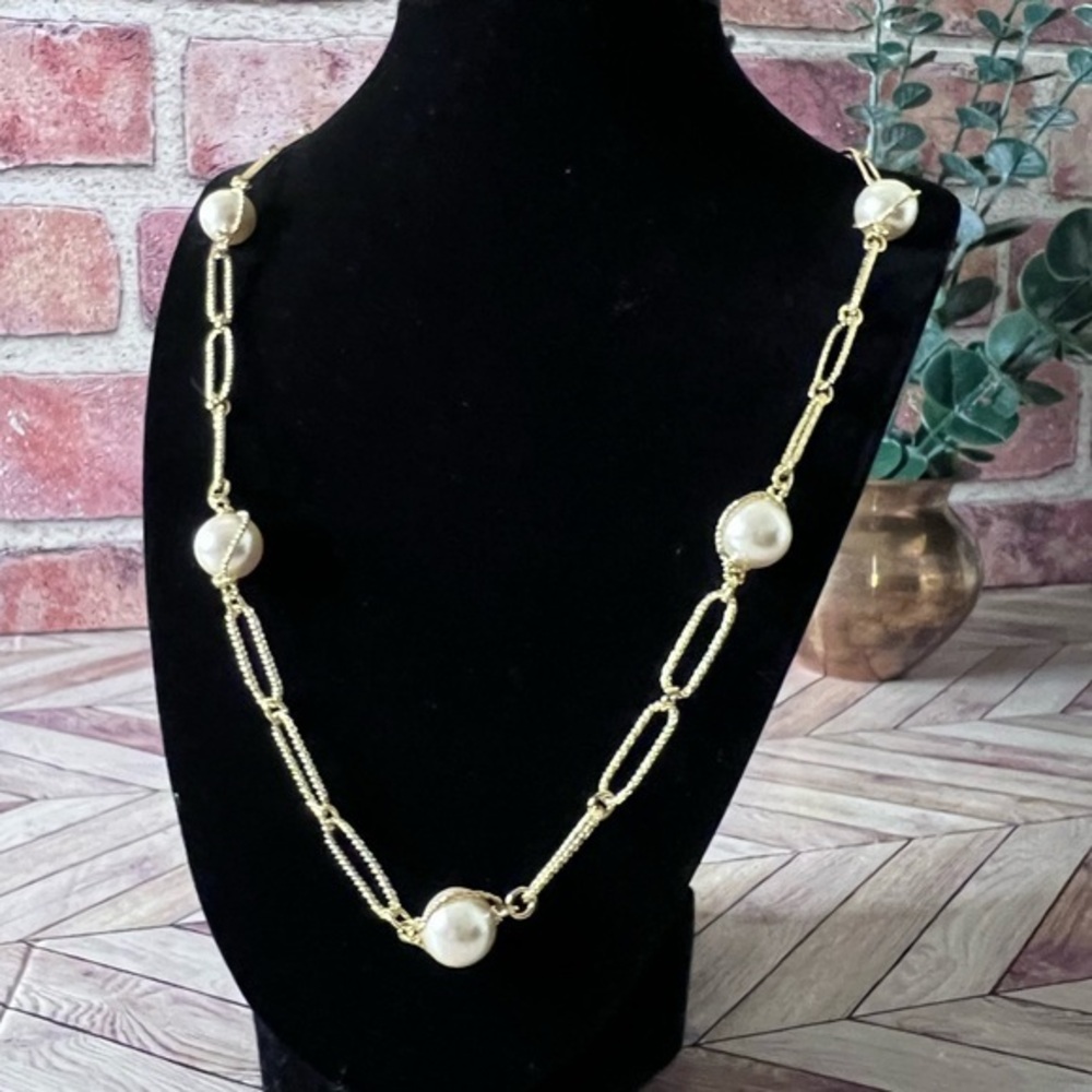 Avon Vintage 1991 Easy Elegance Necklace faux Pearl Gold Toned chain